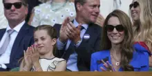 La principessina Charlotte a Wimbledon con lo smalto rosa: così rompe il protocollo e ruba la scena a mamma Kate Middleton