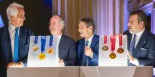 Milano Cortina 2026, debutto delle medaglie. I politici si complimentano con se stessi, Salvini tifa pace olimpica: “Bello un podio con russi e ucraini”