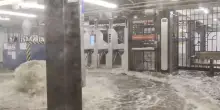 New York colpita da piogge torrenziali, la metro finisce sott’acqua: le immagini