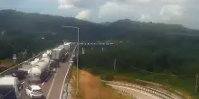 Camion contro auto in galleria sull’A1: 3 morti, gravi una donna e una bambina. Code tra Firenze e Bologna