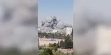Siria, Israele bombarda il ministero della Difesa e il palazzo presidenziale a Damasco: le immagini dell’attacco