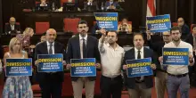 “Dimissioni, Sala liberi Milano”: bagarre in consiglio comunale dopo l’inchiesta sull’urbanistica – Video