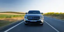 Eleganza e potenza in versione full hybrid, questa è Renault Rafale HEV