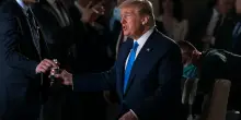 Trump chiede a Coca-Cola di cambiare dolcificante: da sciroppo di mais a zucchero di canna