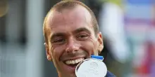 Eroico Paltrinieri, ha vinto l’argento mondiale nuotando per 10 km con un dito rotto. Ma una regola gli impedisce di competere in vasca