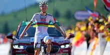 Il Tour de France è durato una salita: Pogacar fa a brandelli i rivali sull’Hautacam, maglia gialla blindata