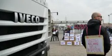 Gli Agnelli vogliono vendere pure Iveco. I sindacati “Stanno smontando l’industria italiana dell’automotive”