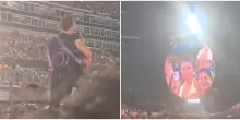“Voi due siete regolari?”: la Kiss Cam inquadra una nuova coppia e Chris Martin dei Coldplay ci scherza