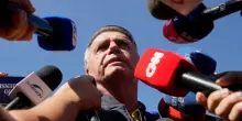 Brasile, braccialetto elettronico per Bolsonaro. Perquisita la sua casa: “Trovati 10mila dollari in contanti”