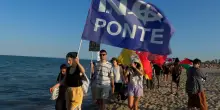 Attivisti “no ponte” in spiaggia a Catania contro la visita di Salvini in Sicilia: allontanati dalla polizia – Video