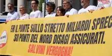 “Problemi enormi, è una vergogna”: il M5s fa il “treno tour” Milano-Genova per dimostrare i disagi dei pendolari