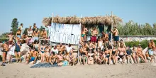 Lido di Venezia, rivolta in costume da bagno. Il popolo dei Murazzi contro la demolizione delle “capannine”