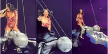 Paura per Katy Perry durante un concerto, rischia di cadere mentre cavalca una farfalla gigante – Video