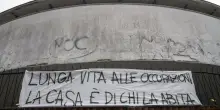 A Milano occupata la piscina Argelati “contro il caro vita e la privatizzazione del patrimonio pubblico”