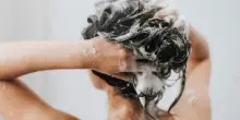 Quante volte bisogna lavarsi i capelli in estate? Cosa dice il dermatologo e quali errori evitare