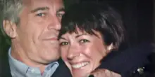 Caso Epstein, repubblicani vogliono la complice Ghislaine Maxwell al Congresso. Il legale: “Sa tutto”