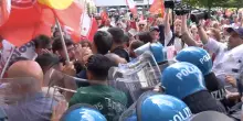 Milano, proteste fuori da Palazzo Marino: “Sala dimettiti”. Tensione con la polizia