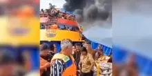 Incendio su un traghetto in Indonesia: passeggeri si buttano in mare, tre morti. Il video dell’imbarcazione in fiamme