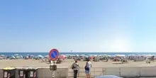 Sorpreso a fotografare le parti intime di donne e bambini in spiaggia, rischia il linciaggio: identificato un 30enne