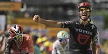 Alaphilippe, al Tour la madre di tutte le beffe: si lussa una spalla, se la rimette a posto, recupera ed esulta pensando di aver vinto. “Sembravo un idiota”