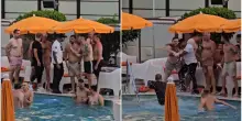 Pugni, calci e uomini gettati in piscina: scoppia una maxi rissa a bordo piscina durante l’addio al celibato, il video è virale su TikTok