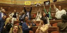 Separazione delle carriere, proteste in Aula: senatori M5s sollevano cartelli con le foto di Falcone e Borsellino
