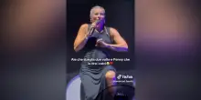 “M’ha dato una botta”: Penelope Maria scalcia e Alessandra Amoroso “perde il filo” durante il concerto – Video