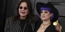 “Nessun patto suicida per mio padre Ozzy Osbourne tra me e mia mamma Sharon”: la figlia Kelly furiosa. Ma l’ipotesi dell’eutanasia fino al 2023 non era esclusa