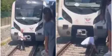 “Ferma il treno e salva un gattino bloccato sui binari”: il gesto del macchinista commuove – IL VIDEO