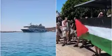 Grecia, attivisti pro-Palestina contro la crociera israeliana Mano Maritime: la nave cambia rotta e va a Cipro