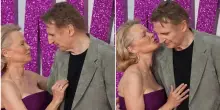 Pamela Anderson e Liam Neeson sono la coppia dell’estate? Baci e sorrisi alla prima del loro film a Londra