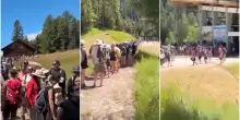Coda chilometrica per il Seceda, tutti in fila per un selfie sulle Dolomiti: il problema dell’overtourism in quota in un video