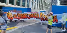 “Espropriare Coima subito, giù le mani da Milano”: azione al cantiere del Pirellino con striscione di protesta e fumogeni