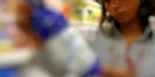 Beve un bicchiere di latte e si ritrova un pezzo di vetro in bocca. “Denuncio l’azienda”. La replica: “Verifiche in corso”