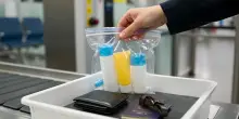 Addio al limite dei 100 ml per i liquidi nei bagagli a mano: via libera da subito. La novità è valida in 7 aeroporti italiani