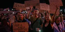Dopo le proteste, Zelensky fa marcia indietro: il nuovo disegno di legge ridà indipendenza all’anticorruzione