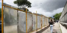 Stereotipi e pregiudizi razzisti sui manifesti della Lega, il Campidoglio li fa rimuovere. Il carroccio: “Censura”