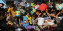Gaza, 5 persone morte di fame in 24 ore: tre erano neonati. “100mila bambini sono a rischio”
