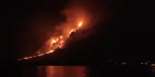 Incendi a Trapani, il Monte Cofano avvolto dalle fiamme: il video del drone