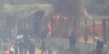 Val Susa, manifestanti No Tav entrano nel cantiere e appiccano il fuoco. Occupata l’autostrada