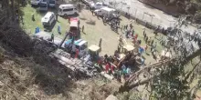 Perù, bus precipita in un burrone di 50 metri: 18 morti e oltre 40 feriti