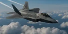 “Abbiamo evitato uno scontro in volo”: collisione sfiorata tra un aereo di linea e un caccia militare, 2 feriti e passeggeri terrorizzati