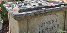 Spunta un Labubu sulla tomba di Antonio Gramsci al cimitero Acattolico di Roma: “Agente del capitalismo o compagno?”