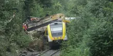 Germania, treno deraglia a causa della tempesta: diversi morti e feriti