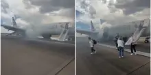 Un forte boato durante il decollo, poi fumo e fiamme dal carrello: “Siamo stati fortunati a non essere ancora in volo”. Boeing 737 di American Airlines prende fuoco in pista