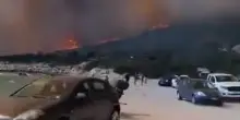 Villasimius, fiamme a ridosso della spiaggia: bagnanti a riva con le auto per portare via i familiari