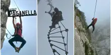 Mauro Corona sospeso nel vuoto tra le nuvole: le incredibili immagini della scalata della Ferrata delle Aquile a 74 anni