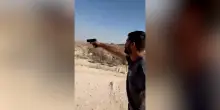 Colono israeliano spara e ferisce al petto un attivista nel villaggio palestinese di Masafer Yatta