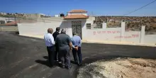 Coloni israeliani senza freni in Cisgiordania, nuovo assalto al villaggio cristiano di Taybeh: auto a fuoco. “Fuori gli arabi o morte”