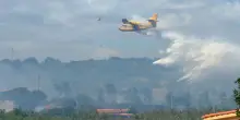 Vasto incendio nella zona di Orosei, sganci d’acqua da canadair ed elicotteri: “Ci siamo svegliati col fumo”
